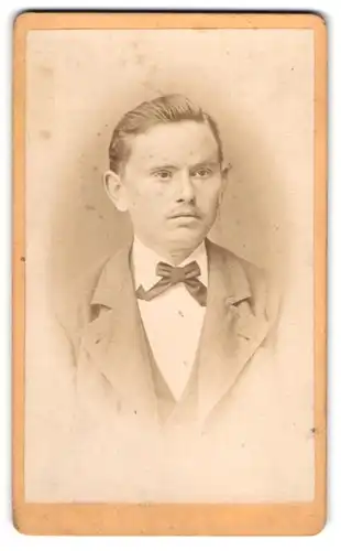 Fotografie W. Singer, Waldkirch, Friedhofstrasse 236, Portrait junger Herr im Anzug