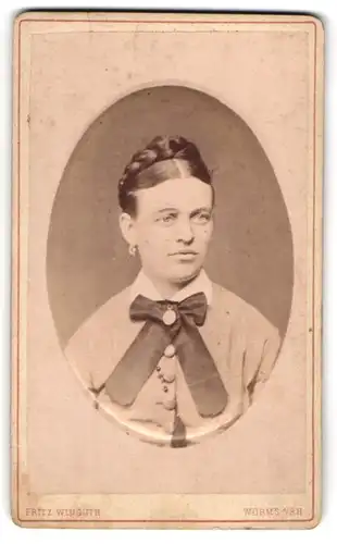 Fotografie Fritz Winguth, Worms a. Rh., Speier-Strasse 84, Portrait Dame mit Hochsteckfrisur und Ohrring