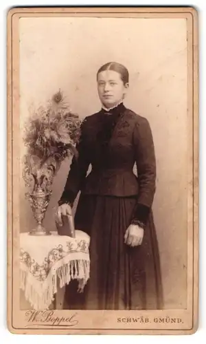 Fotografie W. Boppel, Schwäb. Gmünd, Portrait junge Dame in schwarzem Kleid mit Buch
