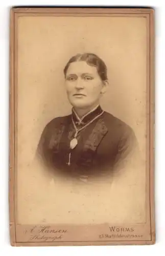 Fotografie A. Hansen, Worms, Mathildenstrasse 25, Portrait Dame in schwarzem Kleid mit Halskette