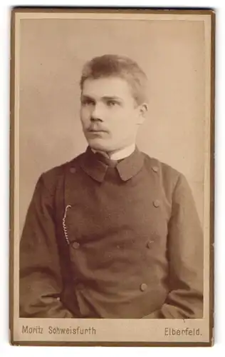 Fotografie Moritz Schweisfurth, Elberfeld, Herzogsstrasse 41, Portrait junger Mann mit Schnurrbart