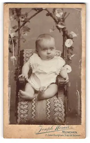 Fotografie Joseph Werner, München, Isartorplatz 2, Portrait Baby auf einem Stuhl