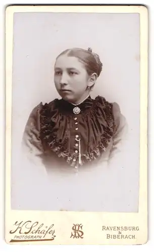Fotografie K. Schäfer, Ravensburg, Gartenstrasse 26, Portrait junge Dame in schwarzem Kleid