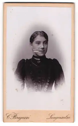 Fotografie C. Bregazzi, Langensalza, Portrait junge Frau in schwarzem Kleid