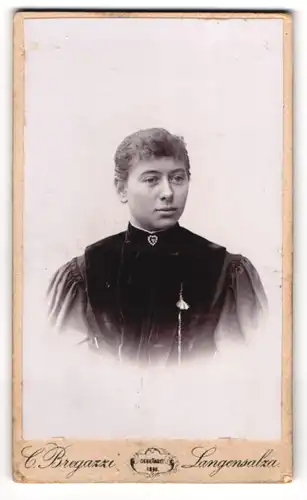 Fotografie C. Bregazzi, Langensalza, Portrait junge Frau im schwarzen Kleid