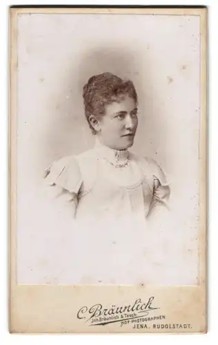 Fotografie C. Bräunlich, Jena, Teichgraben 5, Portrait junge Dame im weissen Kleid