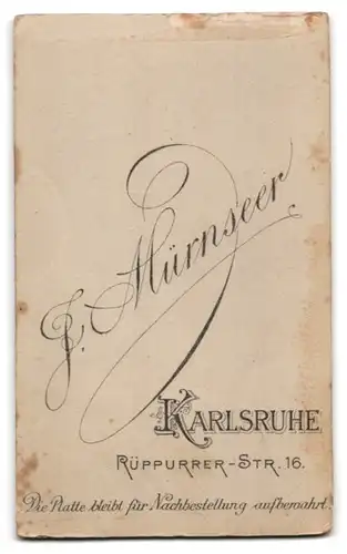 Fotografie F. Mürnseer, Karlsruhe, Rüppurer-Strasse 16, Portrait junge Dame im schwarzen Kleid