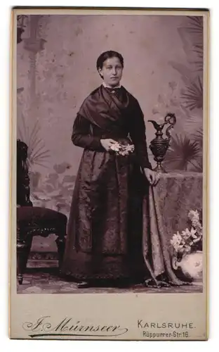 Fotografie I. Mürnseer, Karlsruhe, Rüppurrer-Str. 16, Bürgerliche Dame im schwarzen Kleid mit Blumen in der Hand