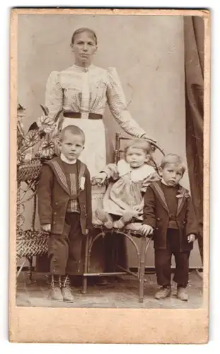 Fotografie unbekannter Fotograf und Ort, Bürgerliche Mutter mit drei Kindern im Sonntagsgewand