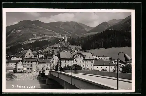 AK Schwaz, Ortspartie mit Brücke und Bergen
