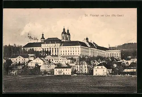 AK St. Florian bei Linz, Ortspartie mit grossem Gebäude
