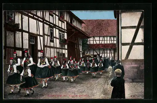 AK Schwälmer zur Kirche gehend, hessische Trachten