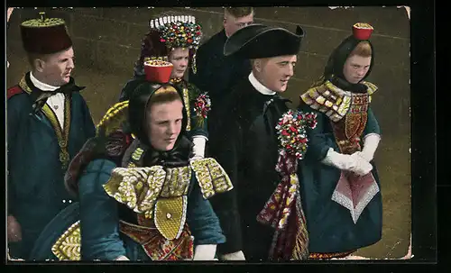 AK Schwälmer Brautpaar im Hochzeitszug, hessische Trachten