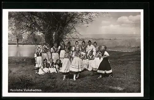 AK Junge Mädchen tanzend auf der Wiese, hessische Trachten