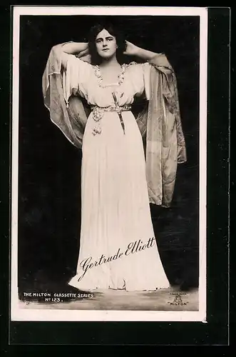 AK Schauspielerin Gertrude Elliott im Kostüm mit Messer