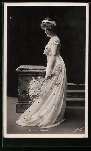 AK Schauspielerin Ethel Newman, elegant mit Blumen