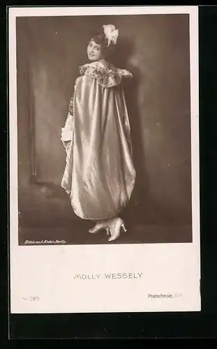 AK Schauspielerin Molly Wessely, elegant mit Umhang