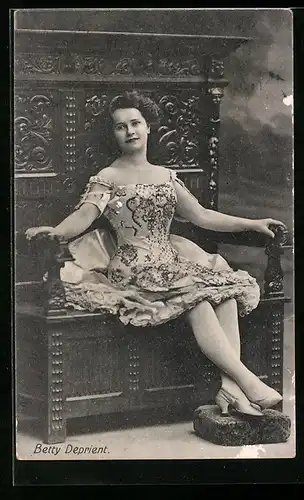 AK Schauspielerin Betty Deprient, elegant sitzend im Kleid