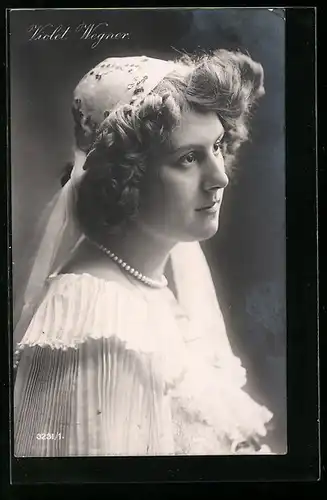 AK Schauspielerin Violet Wegner im Kleid mit Schleier