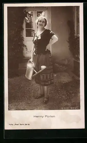 AK Schauspielerin Henny Porten vor dem Haus mit Giesskanne