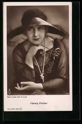 AK Schauspielerin Henny Porten mit Perlenkette und Hut