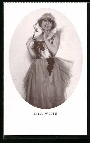 AK Schauspielerin Lisa Weise im Kostüm mit Hut