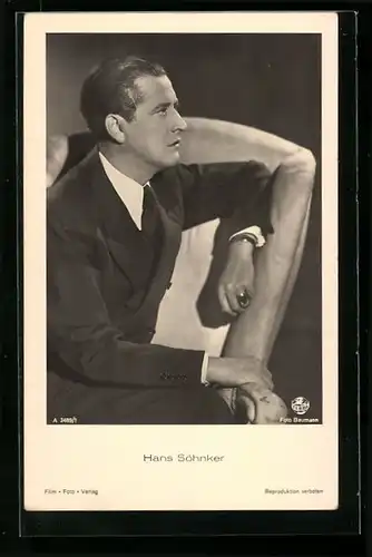 AK Schauspieler Hans Söhnker, sitzend im Sessel