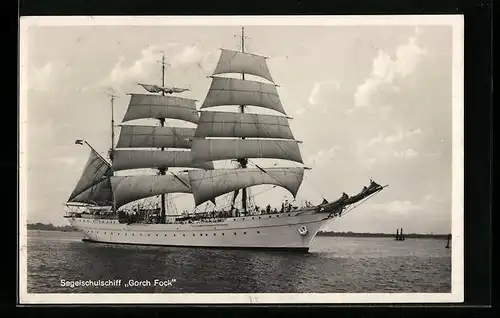 AK Segelschulschiff Gorch Fock vor einer Küste