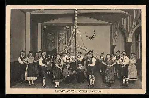 AK Leipzig, Mitglieder des Bayern-Vereins beim Bandl-Tanz in einem Innenraum