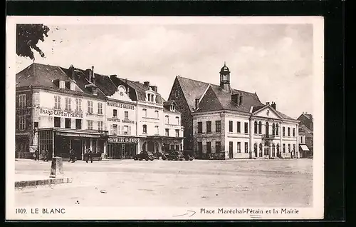 AK Le Blanc, Place Maréchal-Pétain et la Mairie