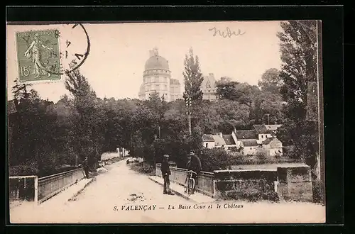 AK Valencay, La Basse Cour et le Chateau