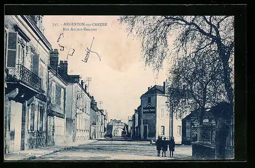 AK Argenton-sur-Creuse, Rue Auclert-Descotes, Strassenpartie