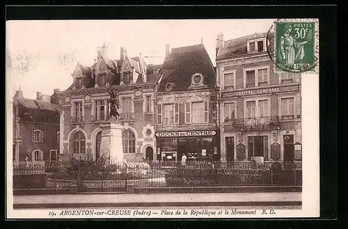 AK Argenton-sur-Creuse, Place de la République et le Monument