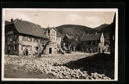 Foto-AK Zwingenberg, Hochwasser am Gasthaus zum Schwalbennest 1928, Strasse mit Geröll, Ortseinwohner