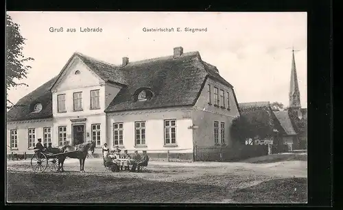 AK Lebrade, Gasthaus E. Siegmund mit Einspänner, Gästen und Kirchenblick