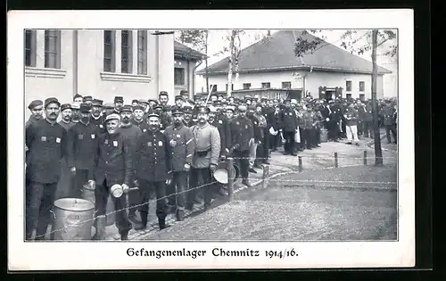 AK Chemnitz, Kriegsgefangene vor der Essensausgabe, Gefangenenlager Chemnitz 1914 /16