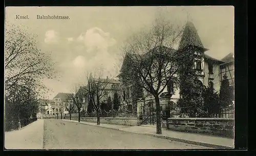 AK Kusel, Partie in der Bahnhofstrasse, mit Turmgebäude