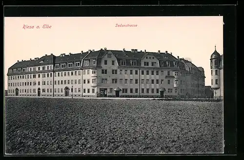 AK Riesa a. Elbe, Sedanstrasse mit Geschäft