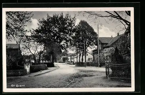 AK Gr. Quern, Strassenpartie mit Bäumen
