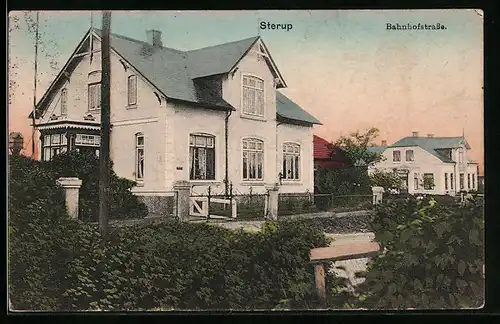 AK Sterup, Bahnhofstrasse mit Bäumen