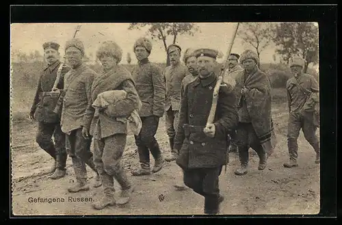 AK Soldaten in Uniform mit russischen Kriegsgefangenen