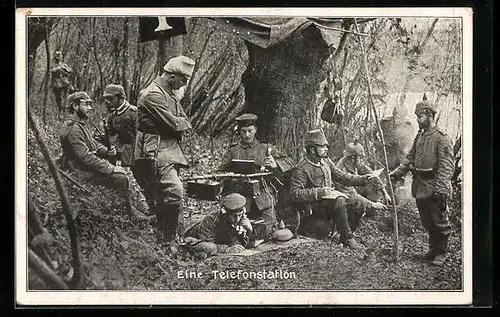 AK Soldaten in Uniform an einer Telefonstation