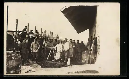 Foto-AK Soldaten in Uniform an der Feldbäckerei