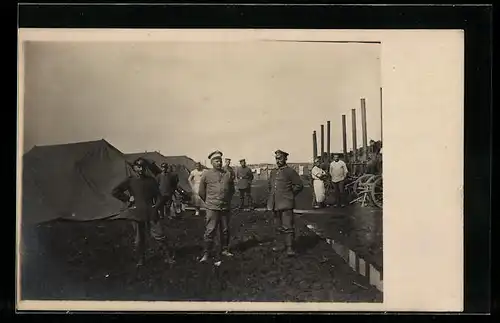 Foto-AK Soldaten in Uniform und Bäcker an Zelten