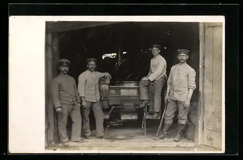 Foto-AK Soldaten in Uniform an der Feldküche, Gastronomie