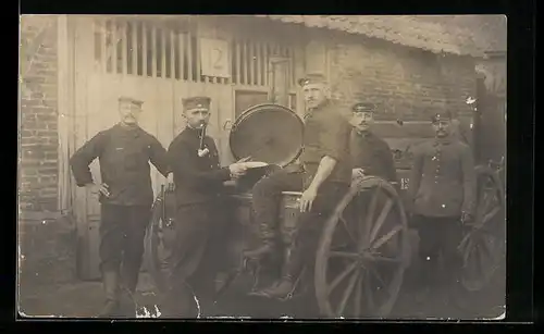 Foto-AK Soldaten in Uniform an der Feldküche, Gastronomie