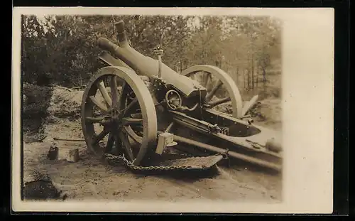 Foto-AK Artillerie-Geschütz an einem Waldstück