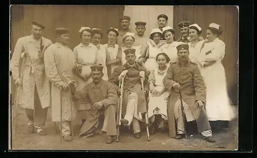 AK Verwundete Soldaten mit Krankenschwestern