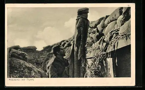 AK Soldat hält eine Puppe über den Rand des Schützengrabens
