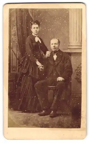Fotografie H. Mehlert, Itzehoe, Junges Paar in eleganter Kleidung